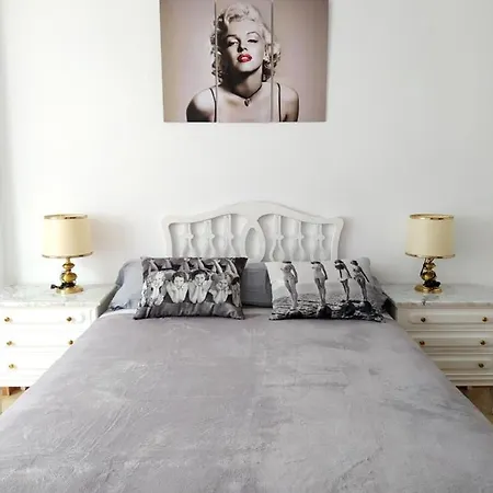 Movie Stars Apartment, Apartment *